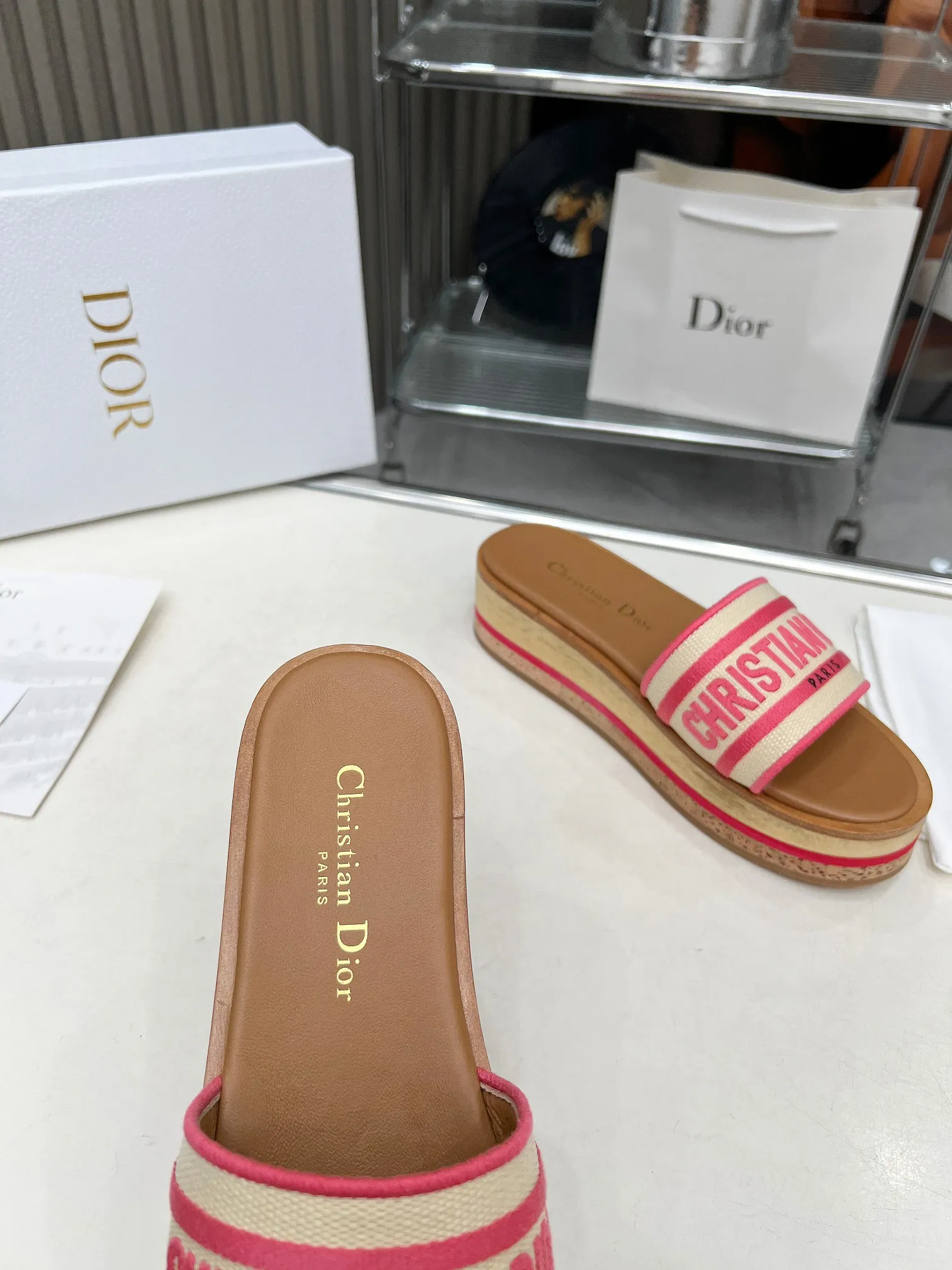 👟👟Ex-factory price 520👟👟 Dior's new spring and summer IVIETA DWAY jelly-colored flat-soled one-slip women's shoes with CD letter logo three-dimensional embroidery thick-soled round-toe open-toe slippers. The original version is developed to be the top version on the market. It feels soft and delicate on the feet and is extremely comfortable. Material: Upper imported raffia electric embroidery high-temperature water-soluble cotton technical fabric + water-dyed cowhide foot lining + original consistent combination outsole Outsole: original outsole Size: 35-42 (40.41.42 custom-made, non-refundable and non-exchangeable)